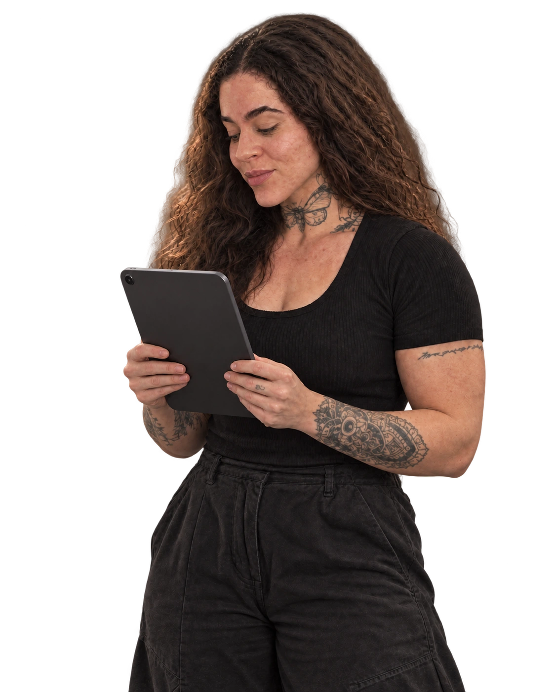 Retrato editorial ilustrativo de Jéssica Bilhalva em pé, virada levemente para a esquerda, olhando para um tablet de 11 polegadas na vertical nas mãos, com um leve sorriso
